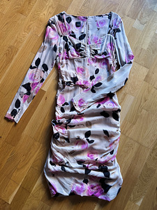 Платье Pinko, размер M, мало ношеное, в очень хорошем состоянии.