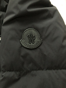 MONCLER куртка (3 фото из 4)
