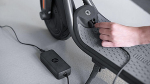 Малоподержанный электросамокат SEGWAY NINEBOT KICKSCOOTER F4 (3 фото из 4)