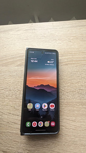 Samsung Galaxy Fold 4 512GB (1 foto / 3)
