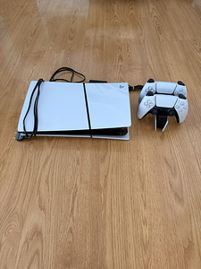 Playstation 5 Slim 1TB kaks pulti ja puldidokk (1 foto / 1)