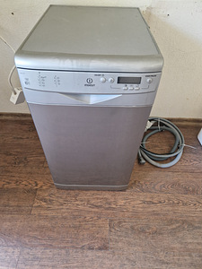 Посудомоечная машина Indesit (2 фото из 2)
