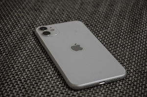 iPhone 11 64 ГБ (1 фото из 5)