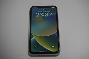 iPhone 11 64 ГБ (3 фото из 5)