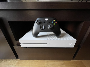 XBOX ONE S 1 ТБ (1 фото из 3)