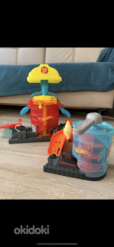 2 Hotweels игрушки, гараж , дорога