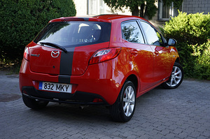 Mazda 2 (6 foto / 12)
