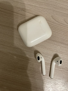 AirPods 1. правый наушник (2 фото из 4)