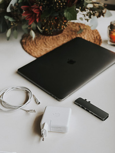 Macbook pro 2018 i7 16GB (1 foto / 2)