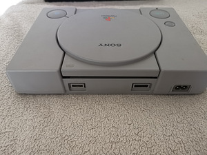 PlayStation 1, 2 pulti ja 1 mäng (2 foto / 3)