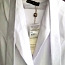Белоснежный брючный костюм с длинным поясом (фото #2)