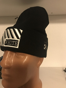 Шапки Off-White (8 фото из 9)