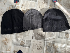 Распродажа шапок Armani (4 фото из 4)