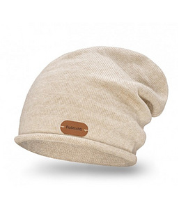 Теплая и мягкая вязаная шапка-бини