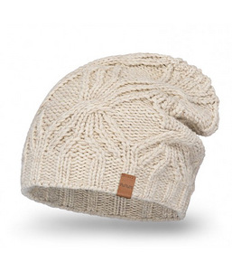 Теплая и модная зимняя шапка для женщин