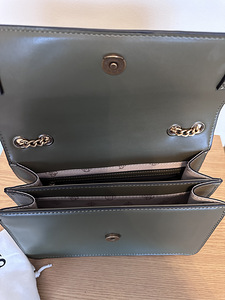 Guess (4 фото из 4)
