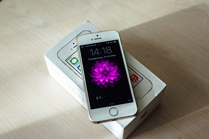 iPhone 5s + телефон Аlcatel МТС + 4 чехла на айфон