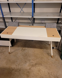 Bluetooth kõlaritega kirjutuslaud (1 foto / 3)