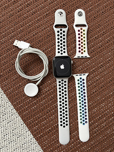 Apple Watch Series 4, 44mm, GPS+LTE (1 foto / 1)