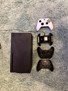 Xbox x + 2 kontrolleri + HyperX Charging Station (1 foto / 7)