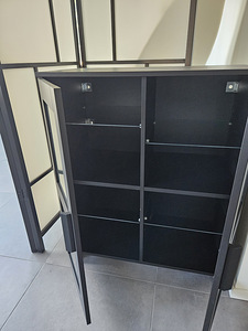 Must kummut klaasiriiulitega (2 foto / 2)