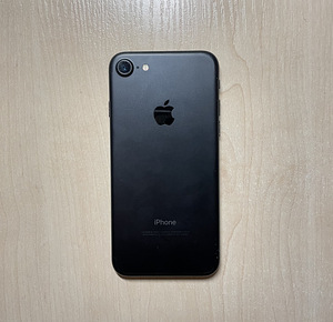 iPhone 7, 32 Гб. (2 фото из 3)