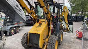 Требуется оператор на трактор JCB 1CX . (4 фото из 9)