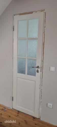 Белая деревянная дверь (фото #1)
