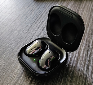 Samsung Flip 3 + Watch 4 + Buds Live + Trio wireless (6 foto / 8)