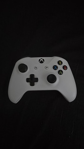 Xbox One S 500GB + mängud (2 foto / 2)