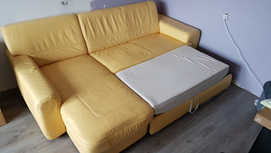 Угловой диван,кожаный в отличном состоянии