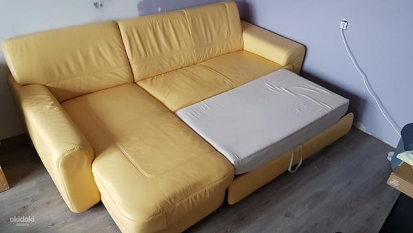 Угловой диван,кожаный в отличном состоянии (фото #1)