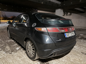 Honda Civic 8 5D 2.2 diisel, 2006 a (4 foto / 6)