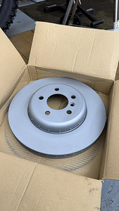 BMW F10 / F11 kaheosalised esimesed pidurikettad ja -klotsid (3 foto / 4)
