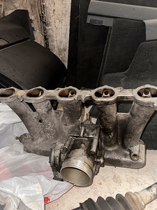 Volvo 2.5T sisselaskekollektor ja drosselklapp (1 foto / 2)