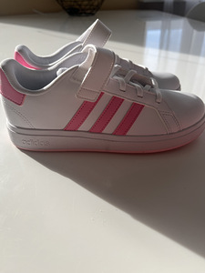 Adidase tennised 35