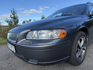 Volvo V70 2.4d nelikvedu (5 foto / 9)