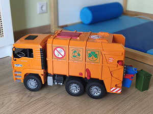 BRUDER MAN TGA Prügiauto oranž värvi 1:16 (3 foto / 4)
