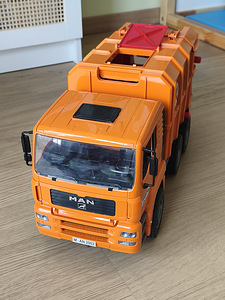 BRUDER MAN TGA Prügiauto oranž värvi 1:16 (4 foto / 4)