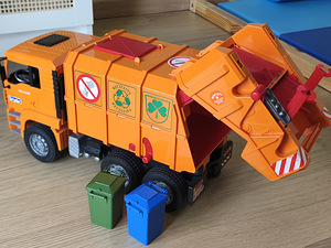 BRUDER MAN TGA Prügiauto oranž värvi 1:16 (1 foto / 4)