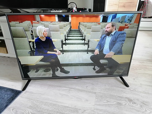 42-дюймовый телевизор LG FullHD HDMI (1 фото из 3)