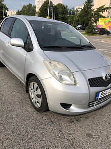 Toyota Yaris (2 foto / 5)