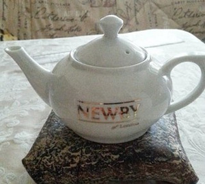 Классический фарфоровый чайник с логотипом Newby