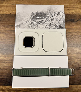 Apple Watch Ultra 49mm, Titanium, Green Alpine Loop M (1 foto / 5)