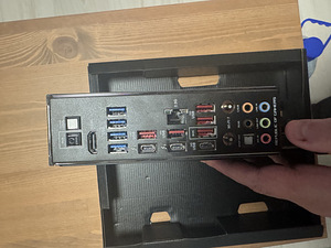 Продаю материнскую плату ASUS ROG MAXIMUS Z790 DARK HERO (2 фото из 3)