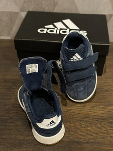 Детская обувь Adidas 21 (5 фото из 5)