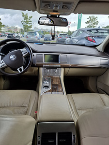 Jaguar XF (9 фото из 10)