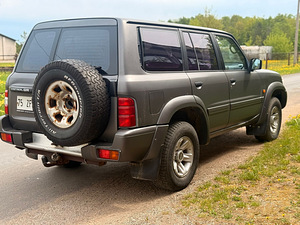 Nissan Patrol (4 foto / 10)