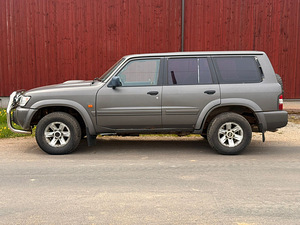 Nissan Patrol (6 foto / 10)