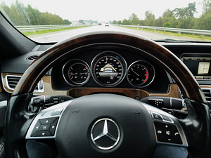 Mercedes-Benz E350 4MATIC Bang&Olufsen (10 foto / 14)